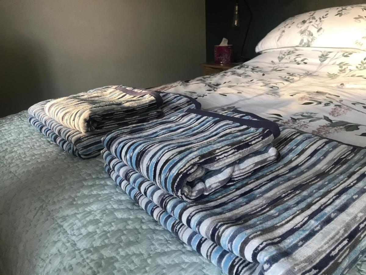 Corner House Luxury Bnb Little Dunmow Exteriör bild